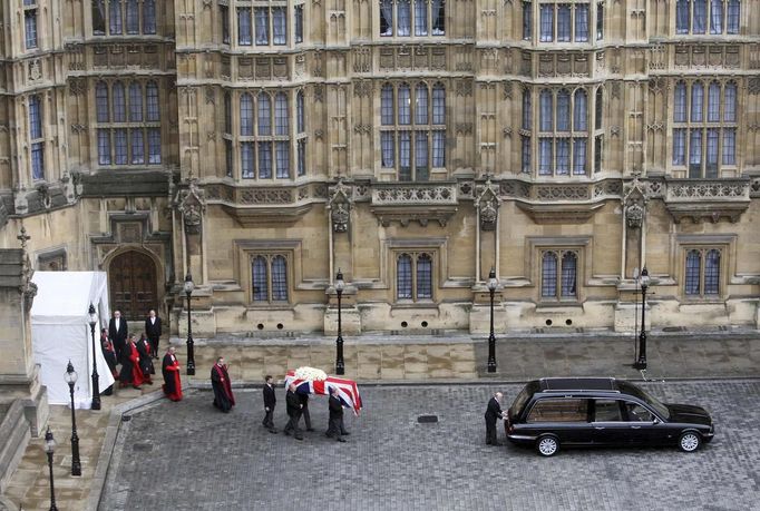 Vynášení rakve s ostatky Železné lady z Westminsterského paláce.