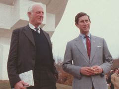 Fitzroy Maclean (vlevo) a Charles, princ z Walesu u památníku jugoslávských partyzánů v Makljeni, 1978.