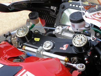 Řízení Ducati lídra šampionátu Troye Baylisse.
