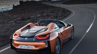 BMW i8 Roadster - Luxusnímu ekologickému sporťáku se docela daří, a tak po několika letech přišel čas na model, o kterém už u BMW mluví delší čas. Auto bez střechy nepřijde o jeden svůj důležitý prvek, který tak přitahuje – vzhůru výklopné dveře. A to je dobře.