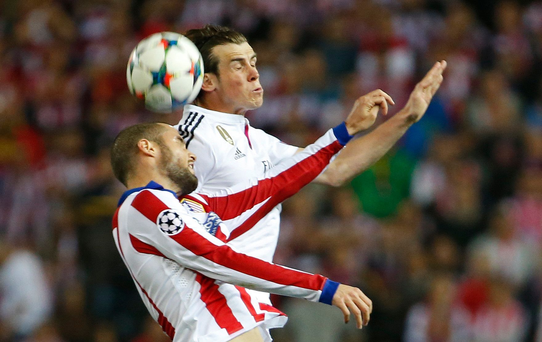 Gareth Balea a Mario Suarez v souboji o míč v utkání Atlético Real