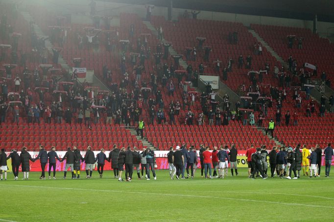 Slávisté slaví titul po zápase 30. kola F:L Slavia - Plzeň