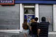 Banky zůstaly zavřené, před bankomaty se tvoří fronty. Hotovost zůstala jen v pár z nich. Taková je současná situace v Řecku.