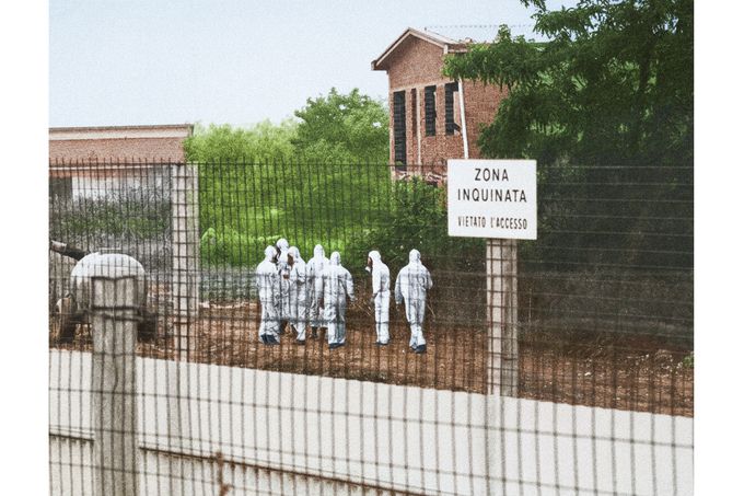 Záchranný tým v Sevesu, Itálie, 1976. Cedule "ZONA INQUINATA / VIETATO L'ACCESSO﻿" (KONTAMINOVANÁ ZÓNA / VSTUP ZAKÁZÁN﻿) ohraničuje oblast zasaženou dioxinem. Kolorováno