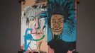 Na snímku z výstavy je obraz Dos Cabezas, který Jean-Michel Basquiat v říjnu 1982 během dvou hodin namaloval podle první společné fotky s Andym Warholem.