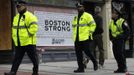 Police officers walk past the site of the first explosion on Boylston Street after the street reopened to the public for the first time since the Boston Marathon bombings in Boston, Massachusetts April 24, 2013. REUTERS/Jessica Rinaldi (UNITED STATES - Tags: CRIME LAW CIVIL UNREST) Published: Dub. 24, 2013, 12:36 odp.