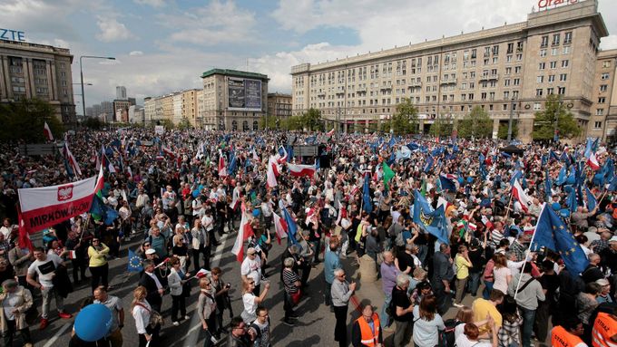 Protivládní demonstrace ve Varšavě.