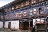 Jiný kout světa, stejný problém. Kvůli nedostatku finančních prostředků a nezájmu úřadů chátrá i Palác Wangduechhoeling v Bhútánu.