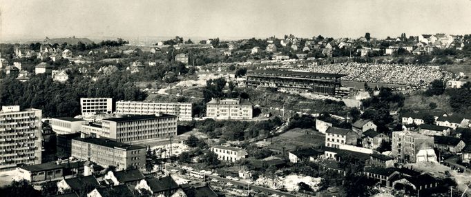 Ukázka z nové knihy Ondřeje Durczaka a Jiřího Siostrzonka "Zrození
metropole. Ostrava ve fotografiích padesátých a šedesátých let 20. století" vydané v prosinci roku 2022