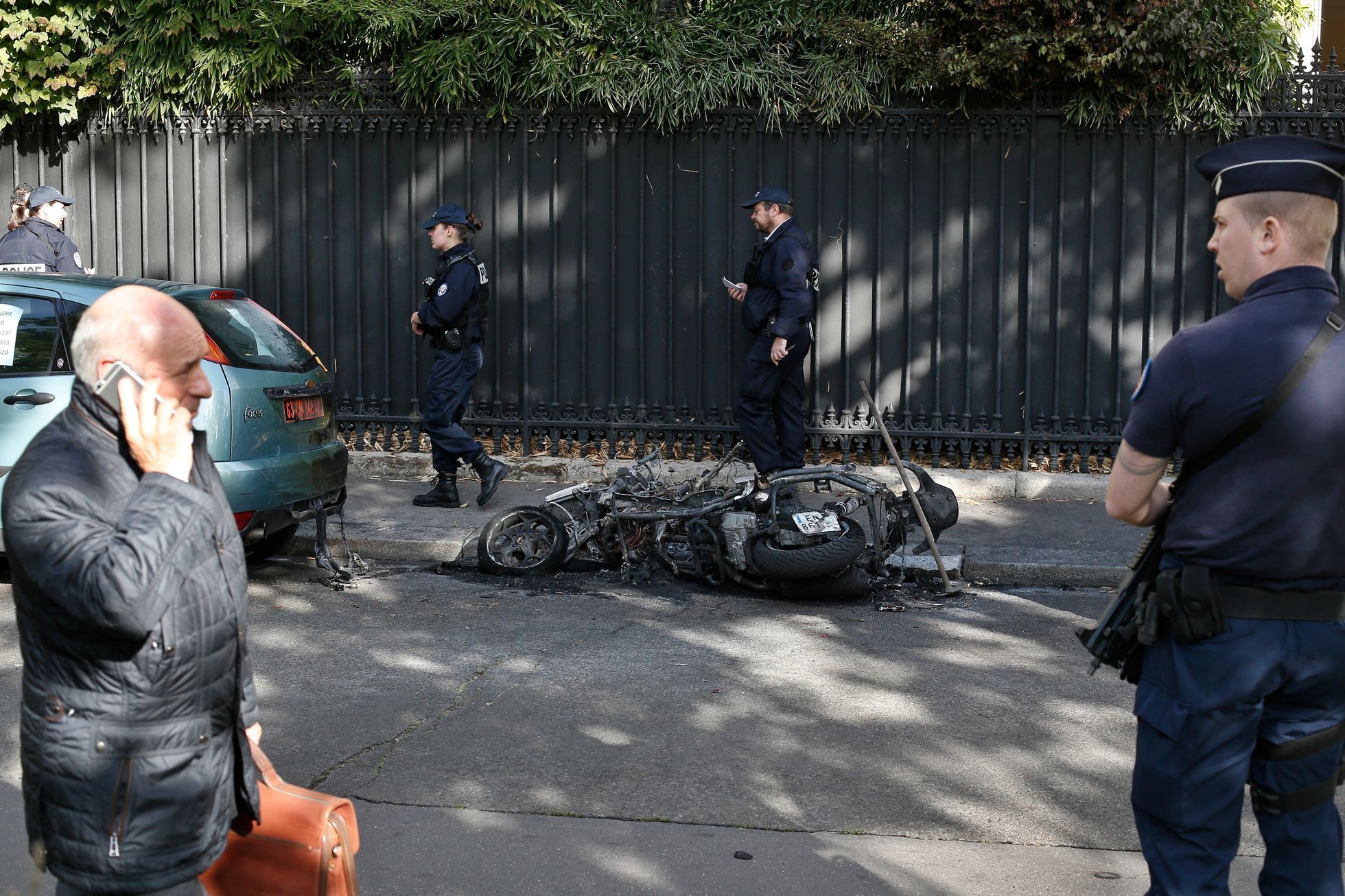 U sídla jordánského atašé v Paříži hořela motorka.