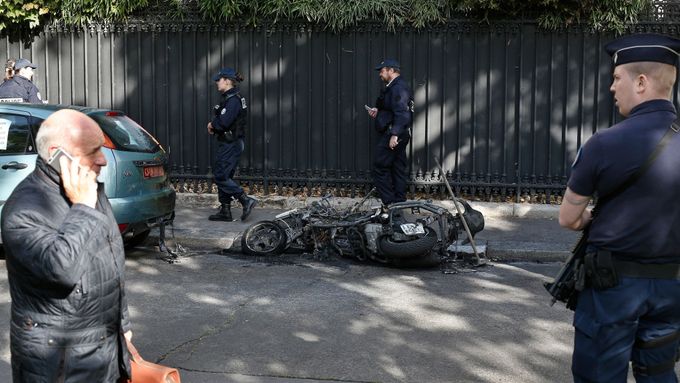 U sídla jordánského atašé v Paříži hořela motorka.