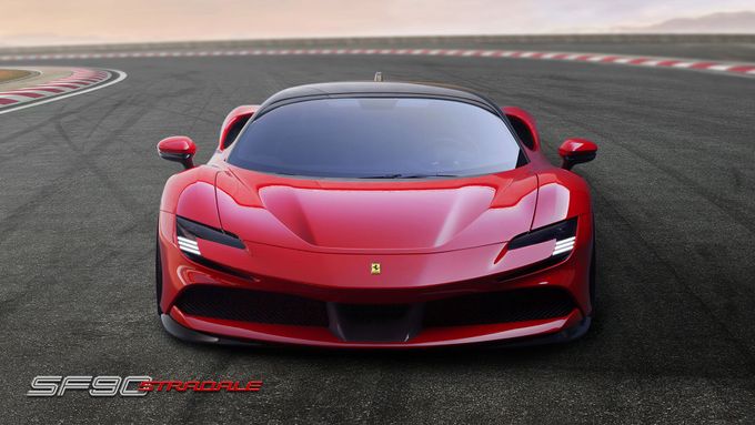 Ferrari SF90 Stradale je novým vrcholným modelem v nabídce značky. Jedná se o plug-in hybrid.