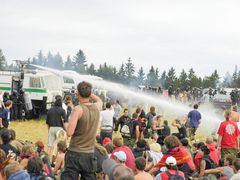 Policejní zásah vyvolal širokou veřejnou a politickou reakci.