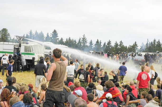 Policejní zásah vyvolal širokou veřejnou a politickou reakci.