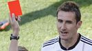 Miroslav Klose dostává červenou kartu