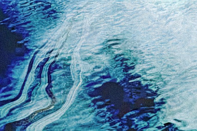 Letecký záběr na část rozsáhlé olejové skvrny po úniku ropy v souvislosti s havárií tankeru Exxon Valdez