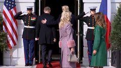 Donald Trump a Andrej Babiš nechali první dámy stát před Bílým domem.