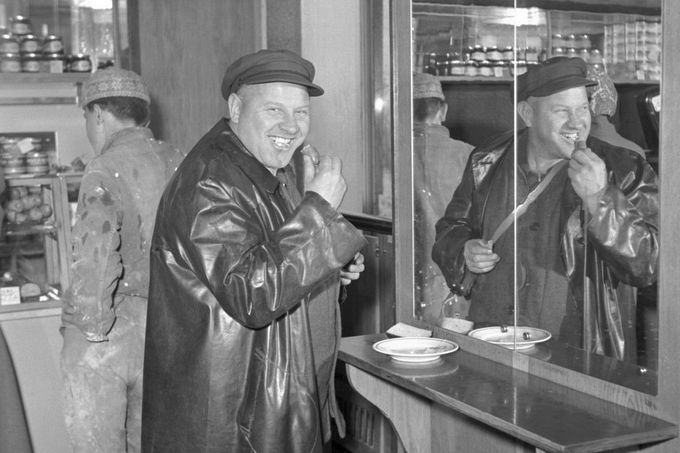 Bufet v obchodním domě Brigádník v Ostrově u Karlových Varů. Rok 1956
