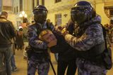 Zatýkalo se například také v Jekatěrinburgu na Urale. Některé ze 40 zadržených protestujících policie přitom tlačila obličejem k zemi, popsala stanice Nastojaščeje vremja.