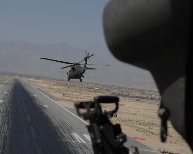UH-60 Blackhawk startují ze základny v Bagrámu
