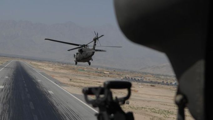 Vrtulníky UH-60 Blackhawk startují ze základny v Bagrámu