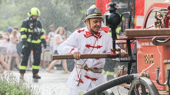 Foto: Plameny šlehají ze střechy Národního divadla. Hasiči připomněli záchrannou akci