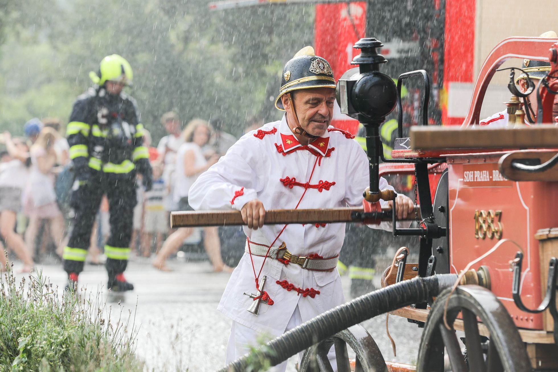 Ukázka požárního zásahu při příležitosti 140 let od požáru Národního divadla, hasiči, hašení