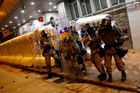 Policie v Hongkongu opět tvrdě zasáhla. Protesty rozehnala slzným plynem i projektily
