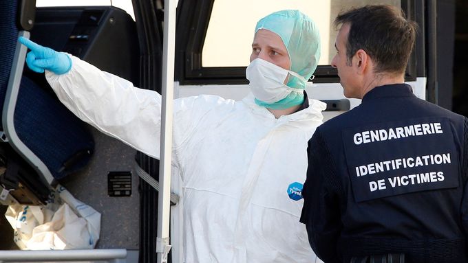 Francouzští vyšetřovatelé nedaleko místa nehody Airbusu A320