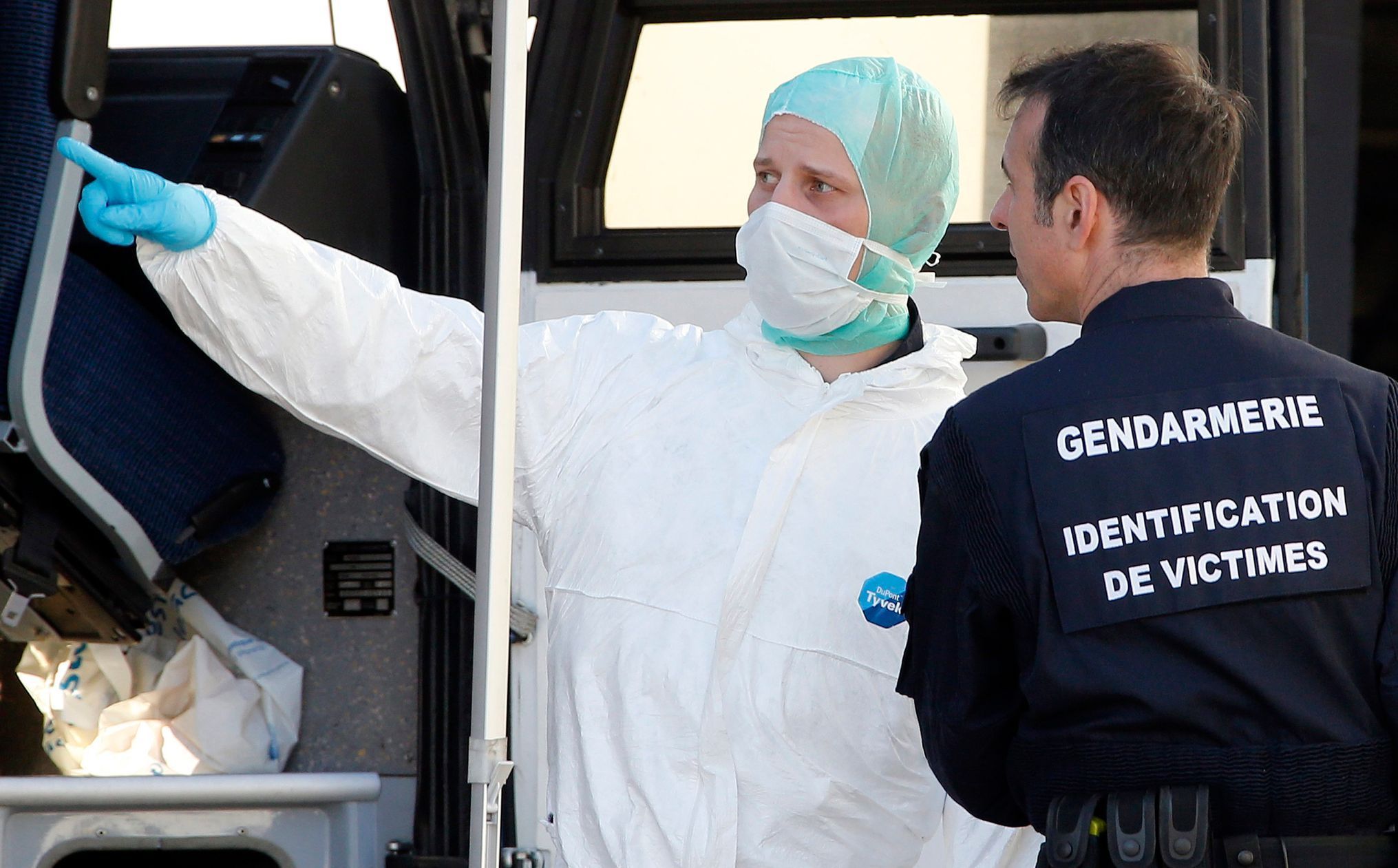 Francouzští vyšetřovatelé nedaleko místa nehody Airbusu A320