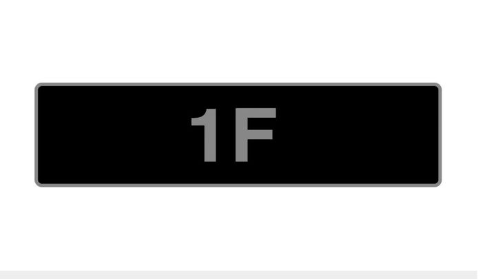 Někdo zaplatil 29 milionů za registrační značku. Brit prodal 1 F a padl aukční rekord