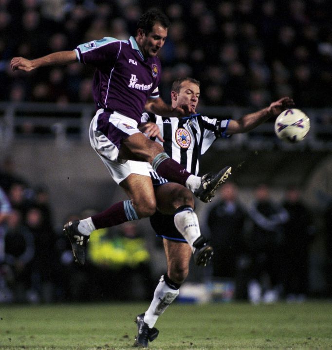 Football Soccer - English Premier League - Newcastle United vs West Ham - St James' Park, Newcastle, UK - January 3, 2000  West Ham's Igor Stimac battles for the ball wit