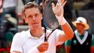 Tomáš Berdych při vítězném duelu s Djokovičem v Římě.