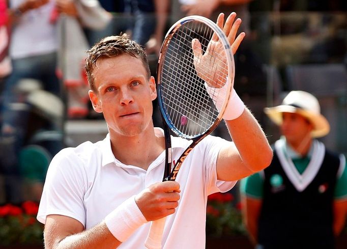 Tomáš Berdych při vítězném duelu s Djokovičem v Římě.