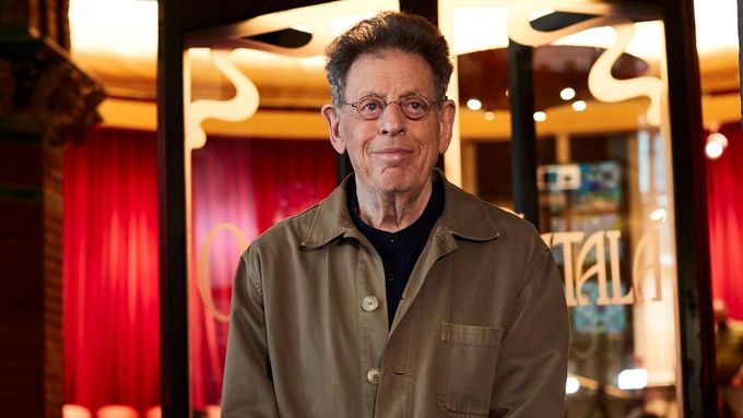 Philip Glass v mládí spravoval myčky na nádobí a živil se jako taxikář. Dnes je jedním z nejslavnějších žijících skladatelů.