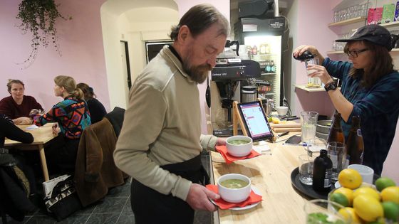 Foto: Dobré jídlo za dobrou cenu od bezdomovců a kriminálníků. Družstevní bistro Střecha už funguje