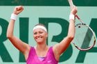 Byla to dřina, ale česká tenistka Petra Kvitová si nakonec zahraje na Roland Garros semifinále. Ve čtvrtfinále přehrála Jaroslavu Švedovovou 3:6, 6:2 a 6:4.