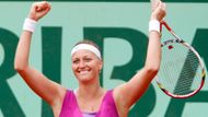 Byla to dřina, ale česká tenistka Petra Kvitová si nakonec zahraje na Roland Garros semifinále. Ve čtvrtfinále přehrála Jaroslavu Švedovovou 3:6, 6:2 a 6:4.