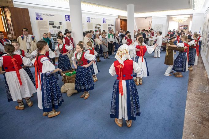 Výstava krojů v poslanecké sněmovně, na kterou dorazili někteří poslanci a poslankyně v krojích