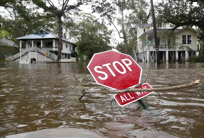 A stop sign is seen on a flooded street after Hurricane Isaac hit Mandeville, Louisiana, August 30, 2012. REUTERS/Jonathan Bachman (UNITED STATES - Tags: ENVIRONMENT DISASTER) Published: Srp. 30, 2012, 7:39 odp.