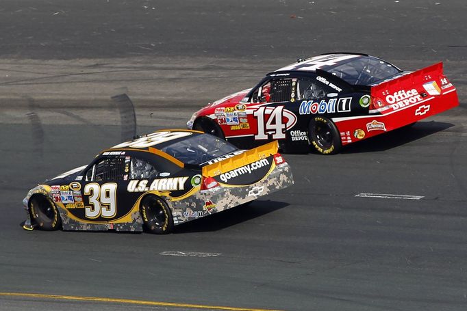 NASCAR 2014, Loudon: Tony Stewart (14) a  Ryan Newman (39)