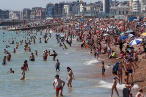 Fotky plné lidí. Půl milionu Britů vyrazilo na pláže, odborníci se bojí druhé vlny