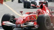 Michael Schumacher s Ferrari po vítěznéím projetí cíle Velké ceny Itálie.