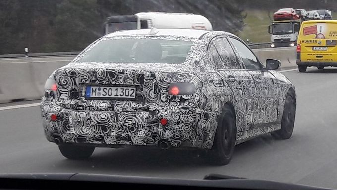 BMW řady 3 při testech na dálnici kolem Mnichova.