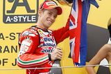 Australan Casey Stoner slaví v Motegi titul mistra světa třídy MotoGp.