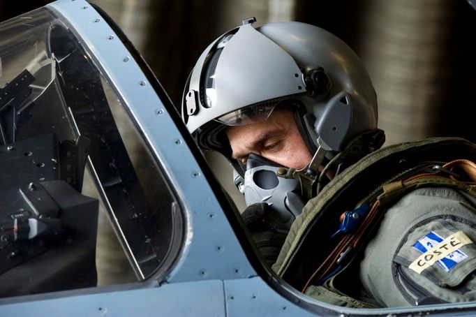 Pilot v kokpitu francouzského stroje Dassault Mirage 2000-5 těsně před startem na libyjskou misi. Základna Dijon.