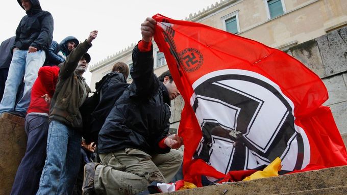 Pálení německé a nacistické vlajky před parlamentem v Aténách.