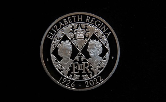Na druhé straně pamětní mince v hodnotě pět liber je zobrazena královna Alžběta II.
