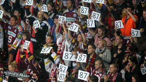 Hokej, extraliga, Sparta - Plzeň: fanoušci Sparty s číslem 87 (Petr Ton)
