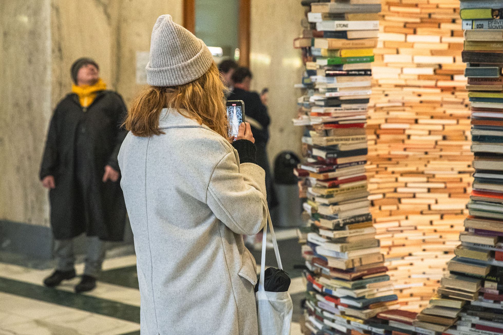 Idiom, Městská knihovna v Praze a turisté čekající na fotku